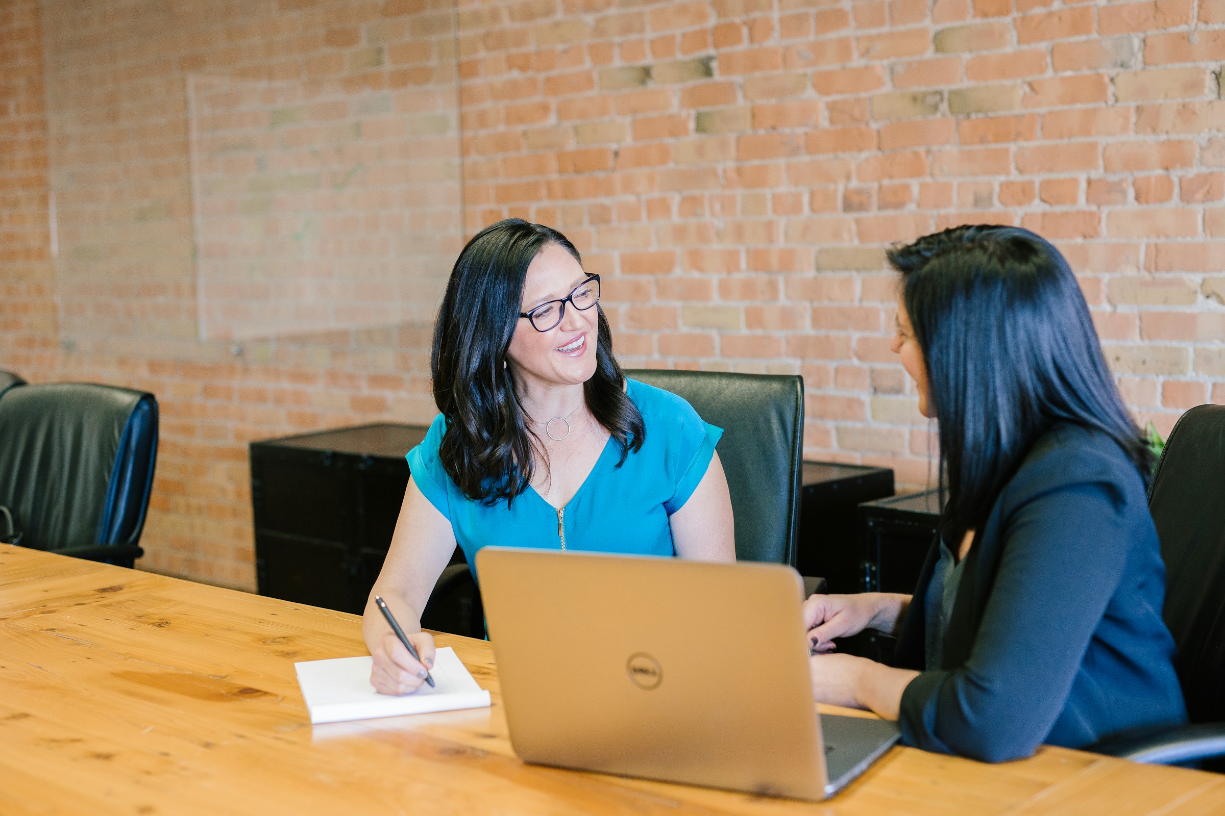 Two people discussing a customer inquiry during a consultation meeting